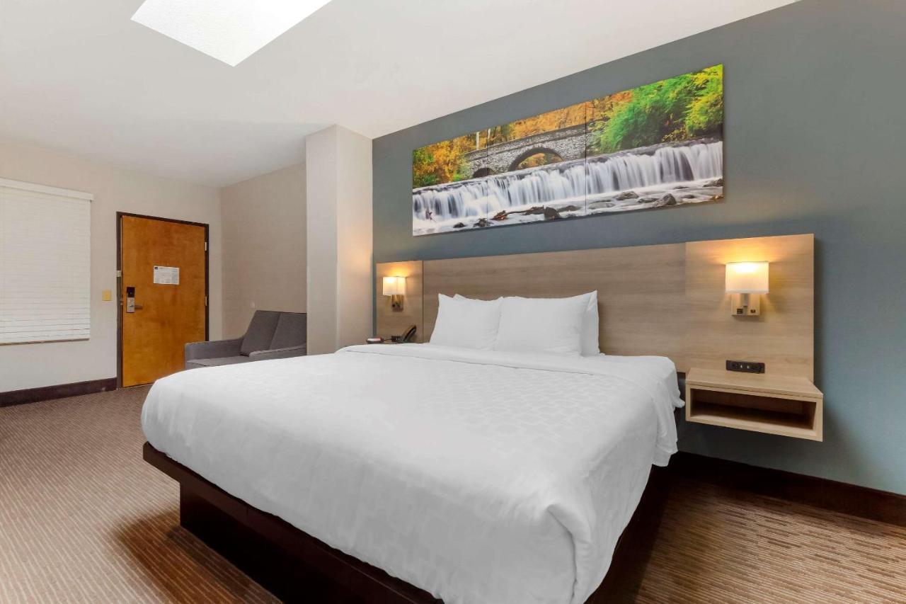 Clarion Pointe Hotel Tomah Ngoại thất bức ảnh