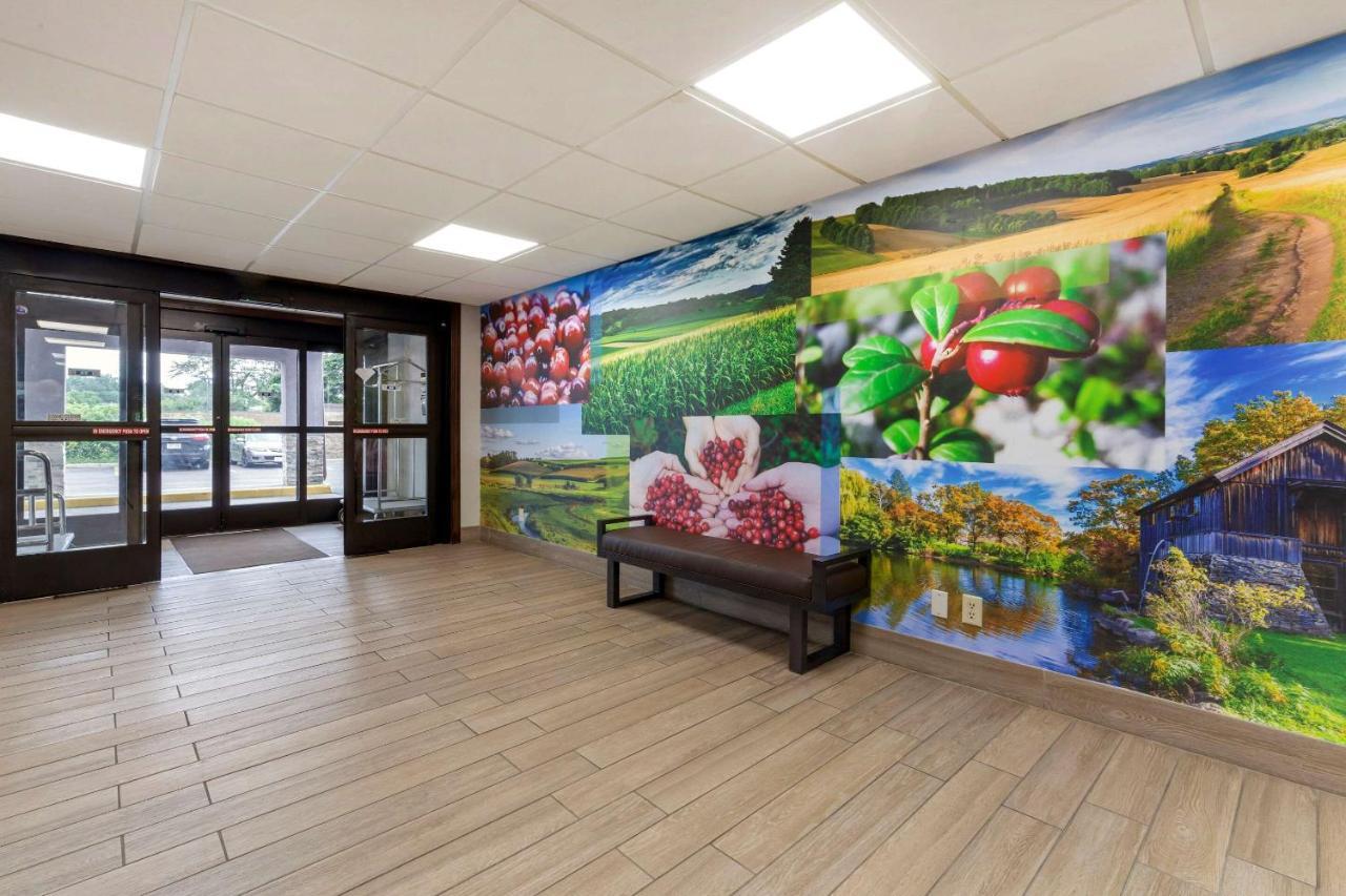 Clarion Pointe Hotel Tomah Ngoại thất bức ảnh