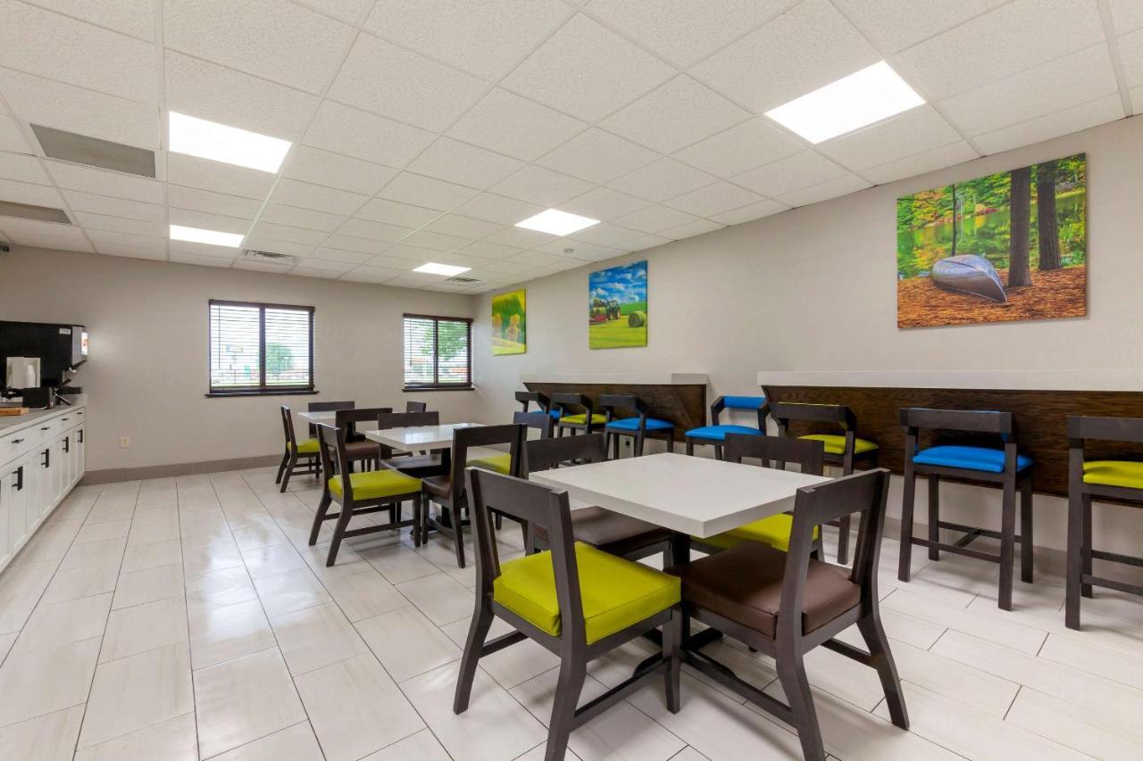 Clarion Pointe Hotel Tomah Ngoại thất bức ảnh