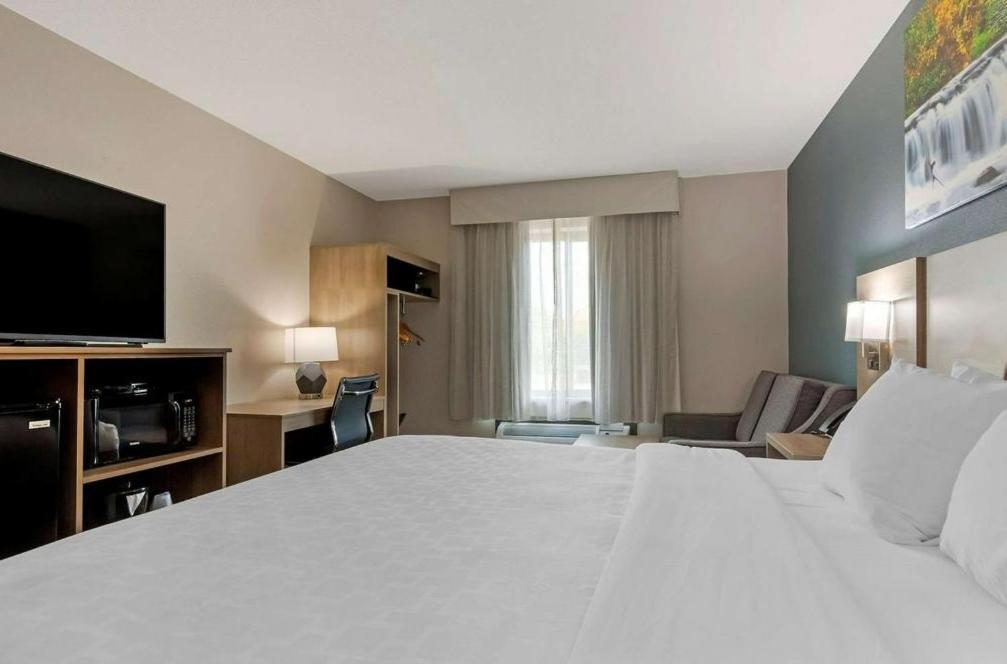 Clarion Pointe Hotel Tomah Ngoại thất bức ảnh
